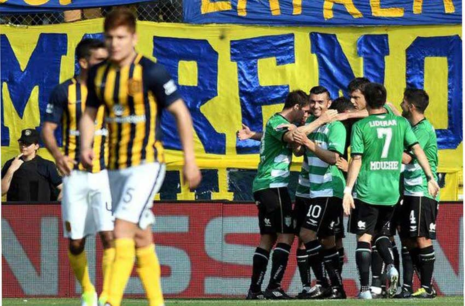 Central perdió la brújula y Banfield lo goleó en Arroyito