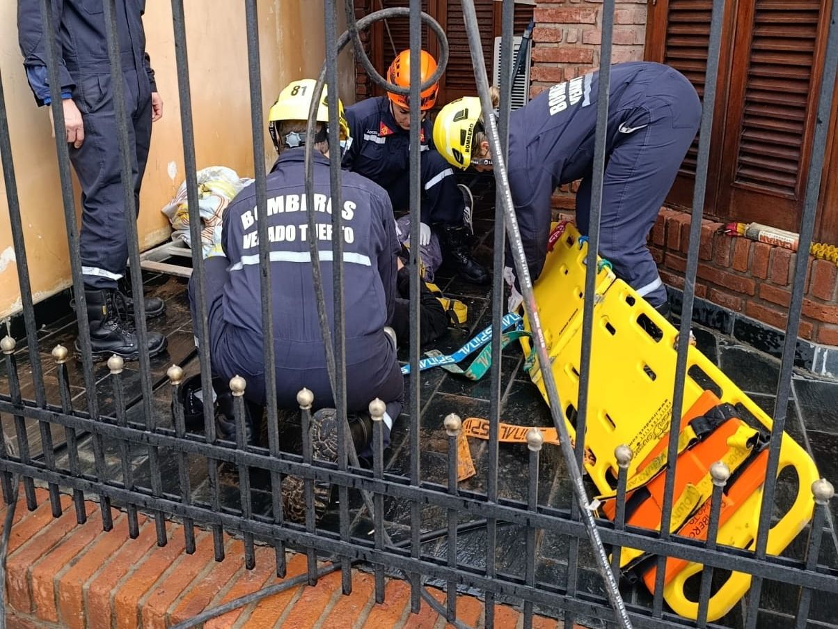 Los bomberos rescatando al joven accidentado.
