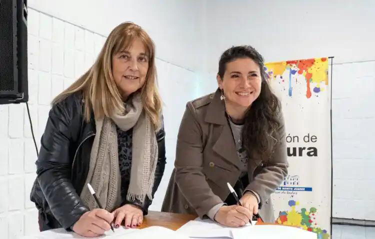Firma. Del acuerdo entre  María Teresa Ricci y  Laura Delgado.