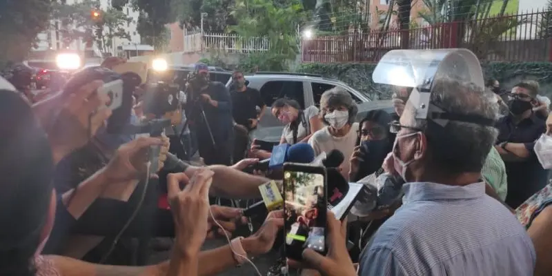 Padre de Requesens: «No está libre, sigue siendo un preso político»