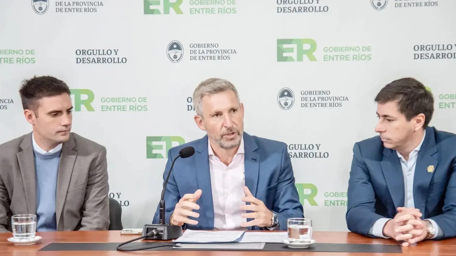 Frigerio anunció créditos y un plan para aliviar deudas de estatales y jubilados