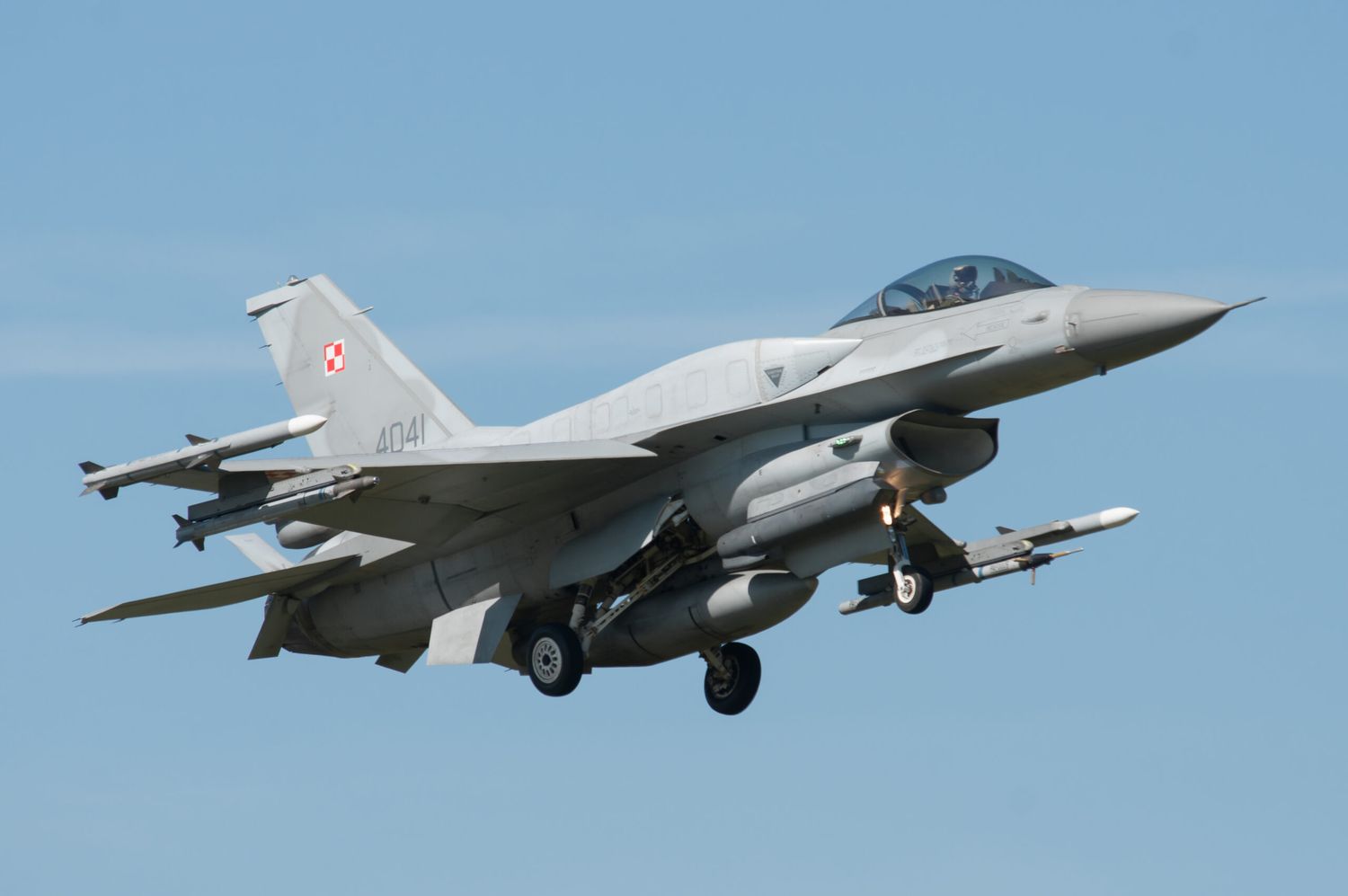 La Fuerza Aérea Polaca firma contrato para modernizar toda su flota de F-16 C/D Block 52+ al nivel Viper.