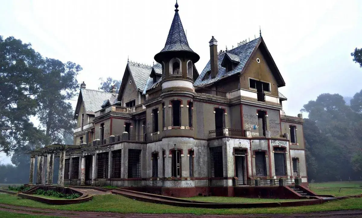 El llamativo Castillo se encuentra en Rauch, a 200 km de Buenos Aires.