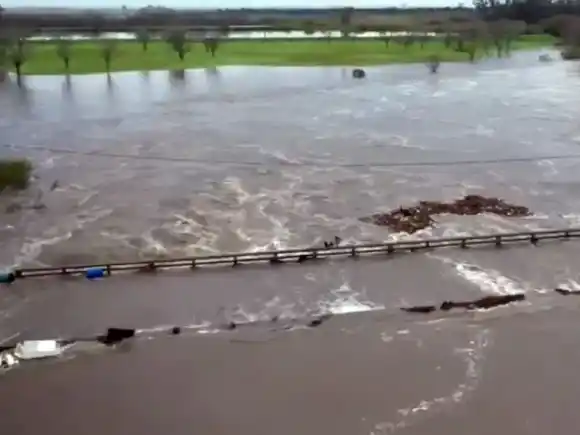 El río Carcarañá comenzó a bajar tras las inundaciones, pero sigue el alerta en la zona
