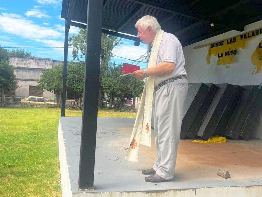 El sacerdote Canzonetta bendijo las nuevas obras.