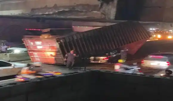 Container cae encima de vehículo en la autopista Francisco Fajardo