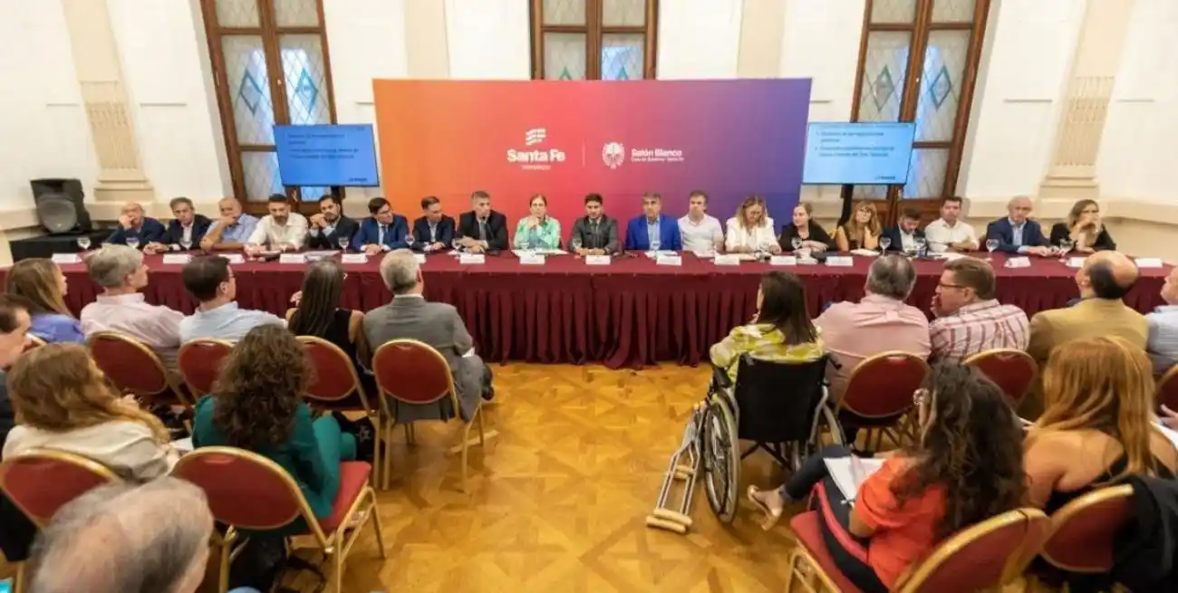 La reunión de gabinete ampliado, un formato regularmente utilizado por Pullaro durante este año y en distintos puntos de la provincia, volverá a producirse este martes a las 19 en Casa de Gobierno. Crédito: Archivo El Litoral.