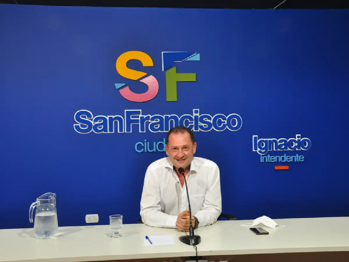 Covid: vacunan a mayores de 60 años en el Superdomo 