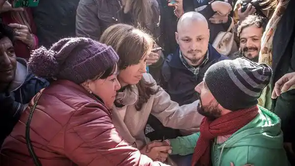 Cristina intenta aparecer como una líder democrática: no caigamos en la trampa