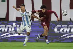 Argentina sufrió el 2-2 con un penal en tiempo de descuento