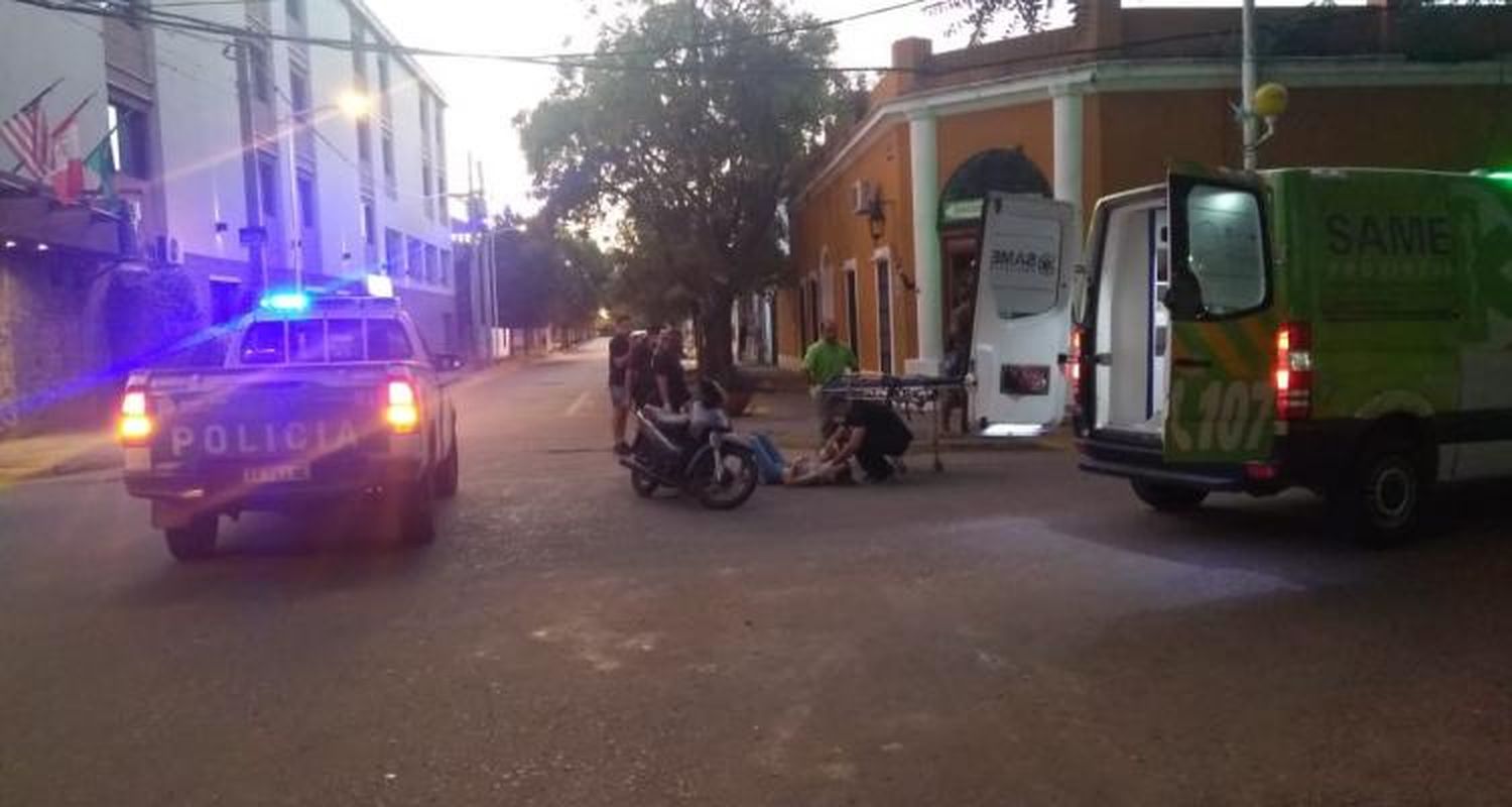Trasladaron al Hospital a una joven motociclista que chocó contra un auto en Mitre e Yrigoyen