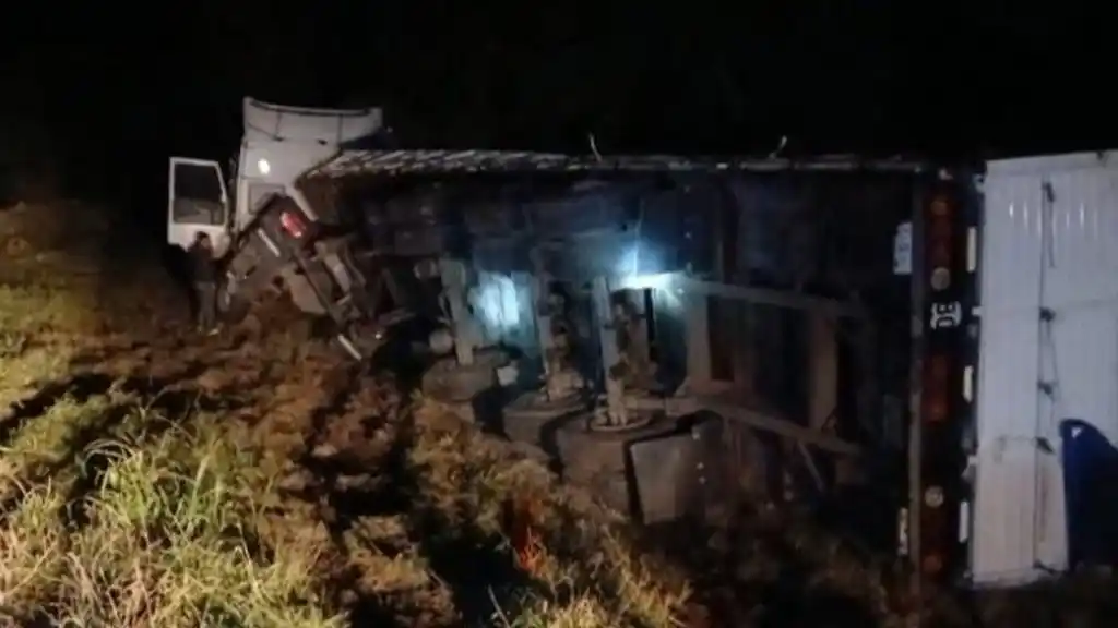 Choque en Ruta 34: un camión volcó tras un roce con un ómnibus que se dio a la fuga