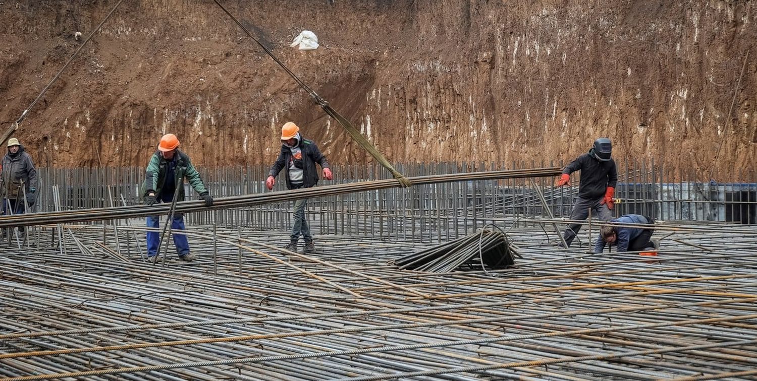 Trabajadores construyen una escuela subterránea que permitirá a los niños regresar de manera segura a sus estudios presenciales, en medio del ataque de Rusia a Ucrania, en la región de Kharkiv, Ucrania, el 15 de noviembre de 2023. Créditos: REUTERS/Vyacheslav Madiyevskyy