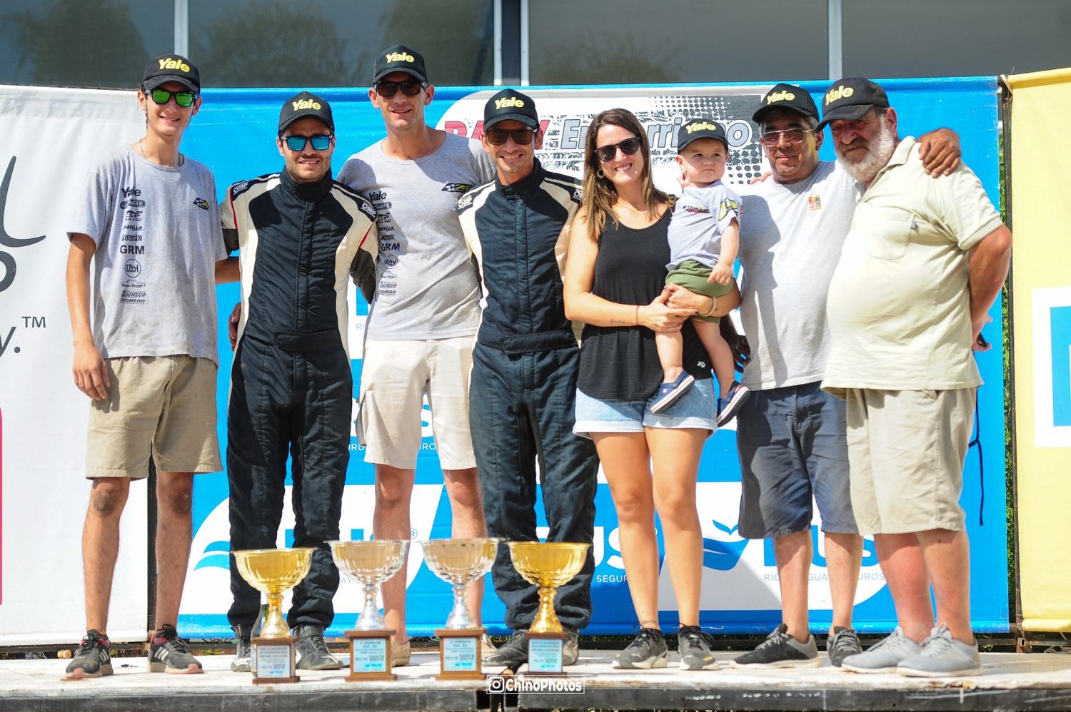Guillermo junto a integrantes de su equipo y algunos familiares.