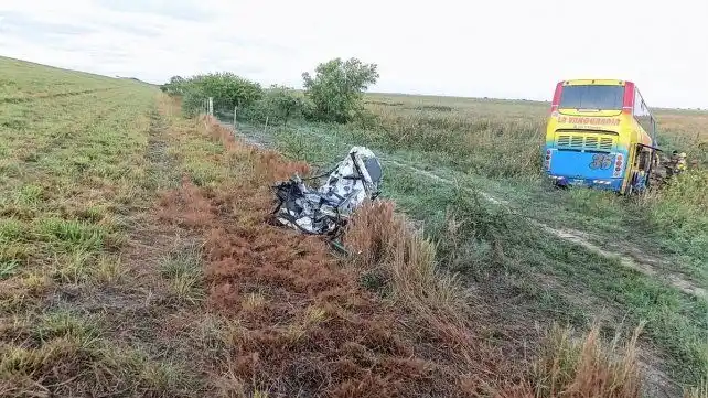 Victoria: un muerto y 12 heridos tras chocar un micro y una camioneta