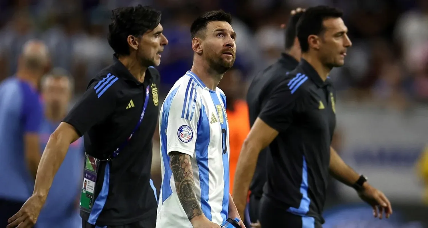 Lionel Messi camina rumbo al vestuario junto al director técnico, Lionel Scaloni, durante el encuentro contra Ecuador jugado en el NRG Stadium de Houston, Texas, Estados Unidos. Crédito: REUTERS / Agustín Marcarian.