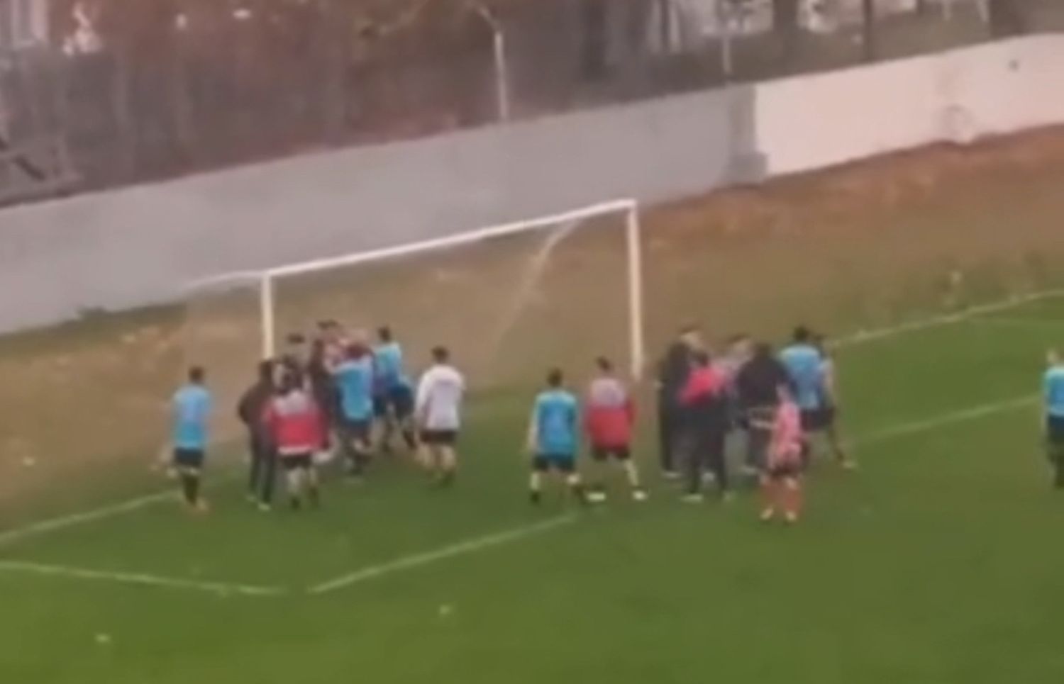 Jugadores de ambos equipos se trenzaron a golpes en el final del partido.