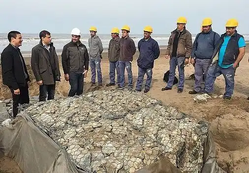 Realizan trabajos para prevenir la erosión costera en Pinamar y La Costa