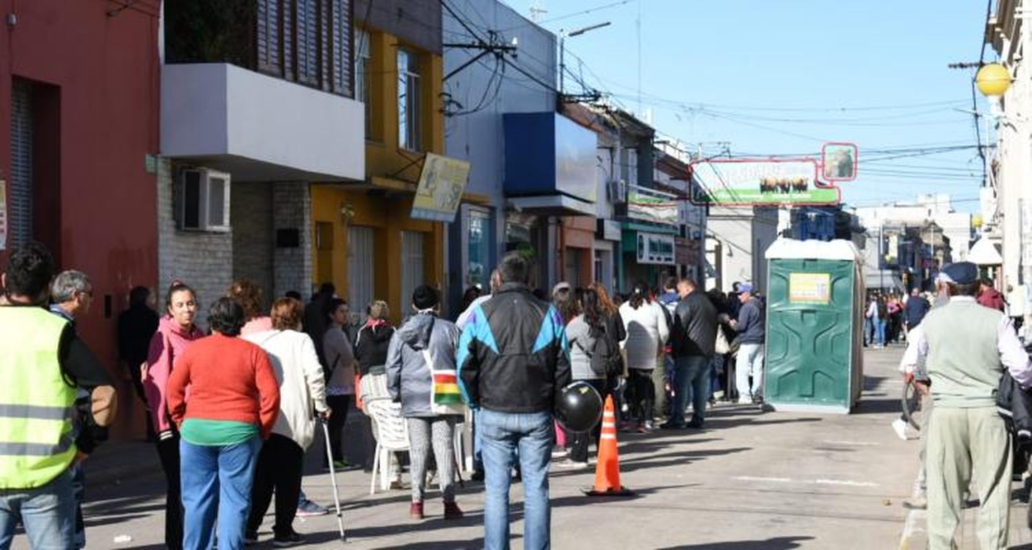 Cerraron los bancos y hubo descontento porque muchos deberán volver a hacer cola el sábado