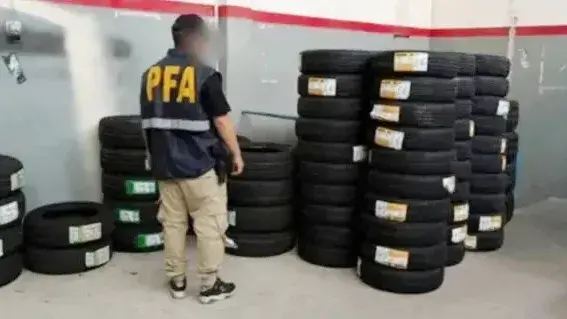 Contrabando de neumáticos: imputaron a un exjefe policial y a un expiloto de TC Pista