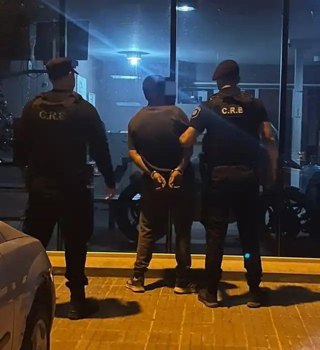 El sujeto detenido por personal del Comando Radioeléctrico.