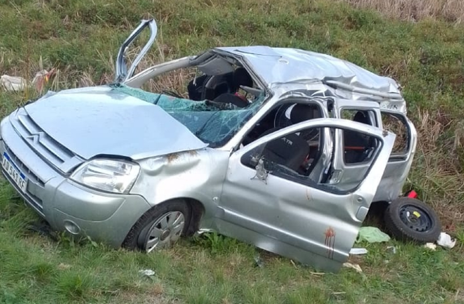 Tras un tremendo accidente dos personas fueron hospitalizadas en el Centenario