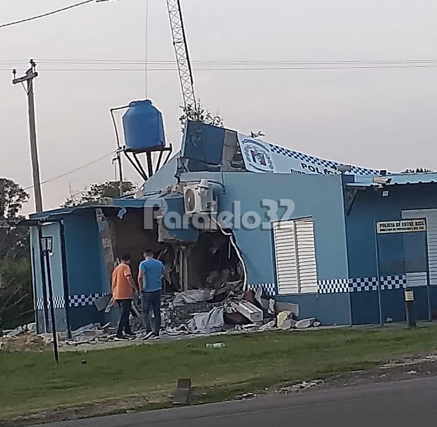 Un camión perdió el control y choco contra el puesto de la Policía en Antelo