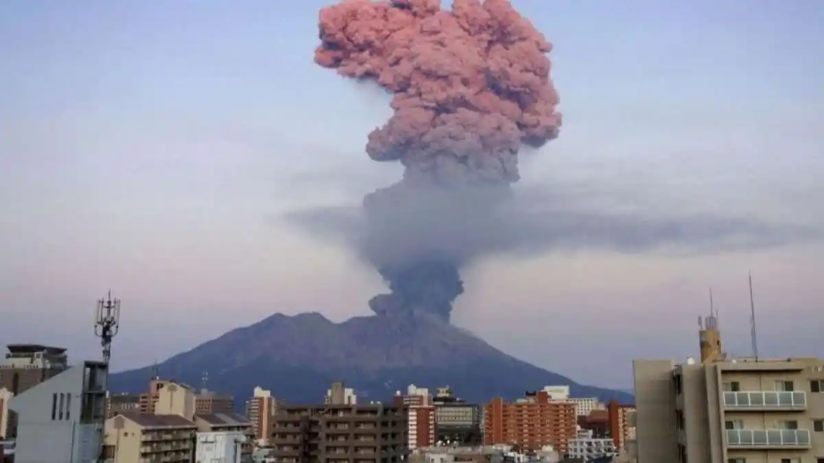 ¡ALERTA EN JAPÓN!  Volcán Sakurajima vuelve a entrar en erupción