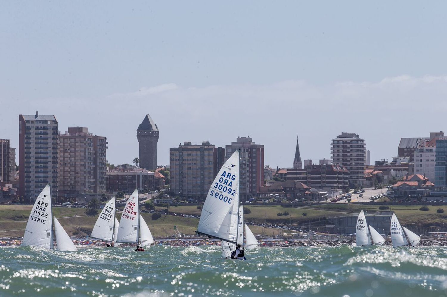 Continúa la acción en las aguas locales