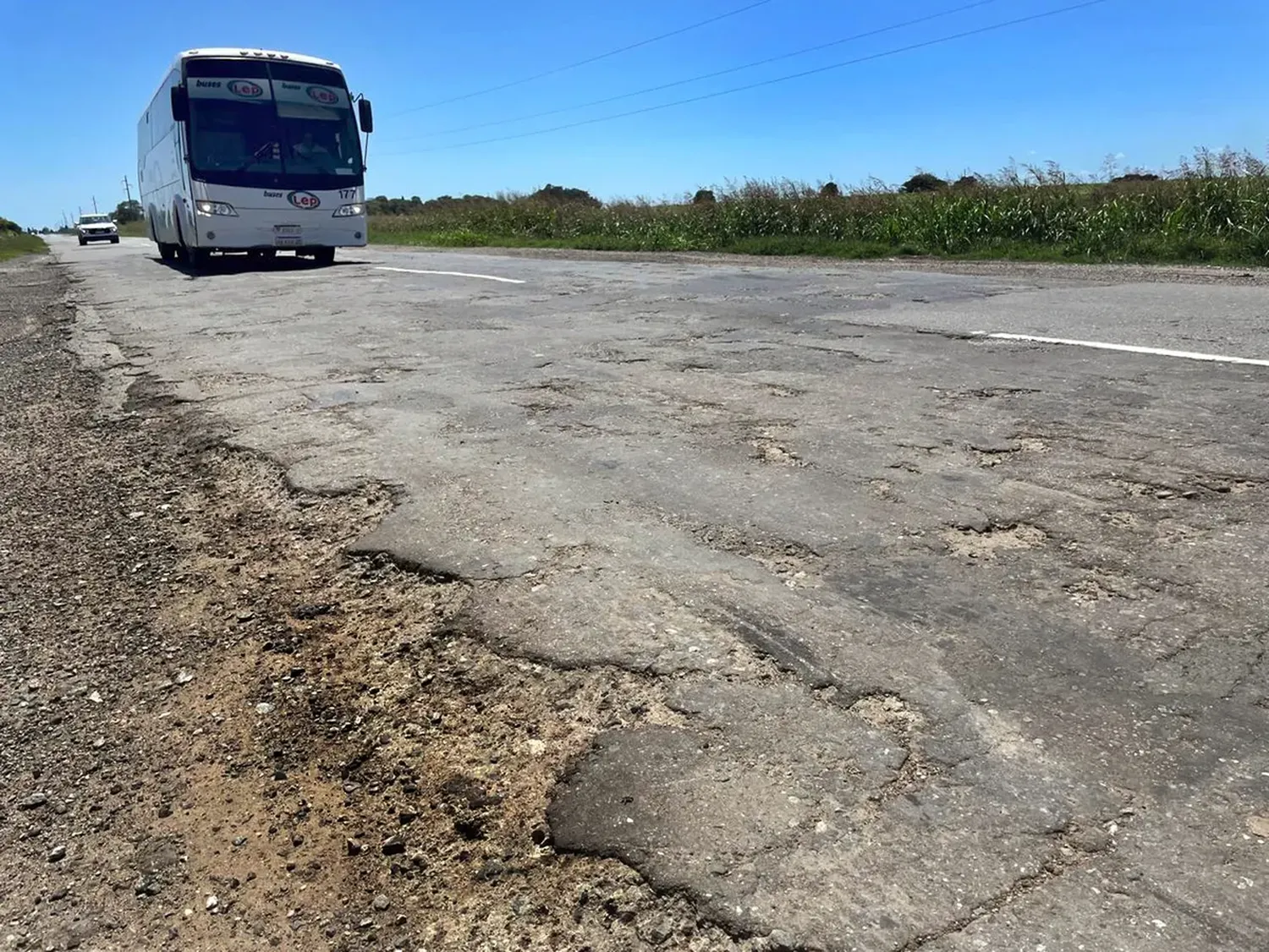 La 158, que une las ciudades de San Francisco, Villa María y Río Cuarto, deteriorada.