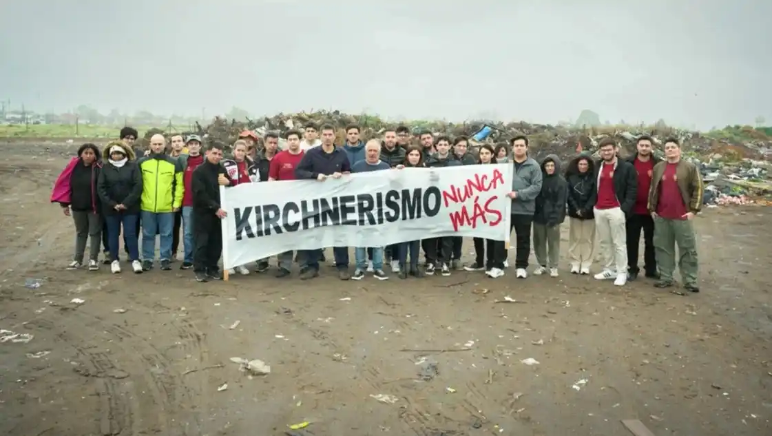 Los libertarios posaron con la bandera