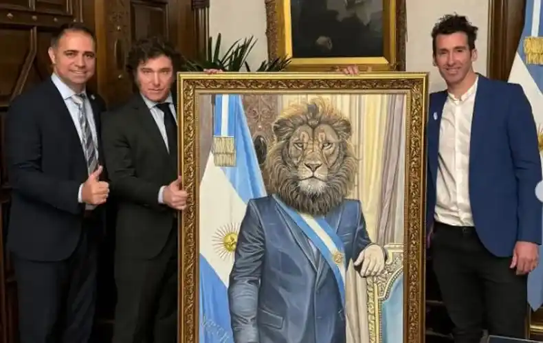 El intendente de Gualeguaychú y un artista local le entregaron un cuadro al presidente Milei