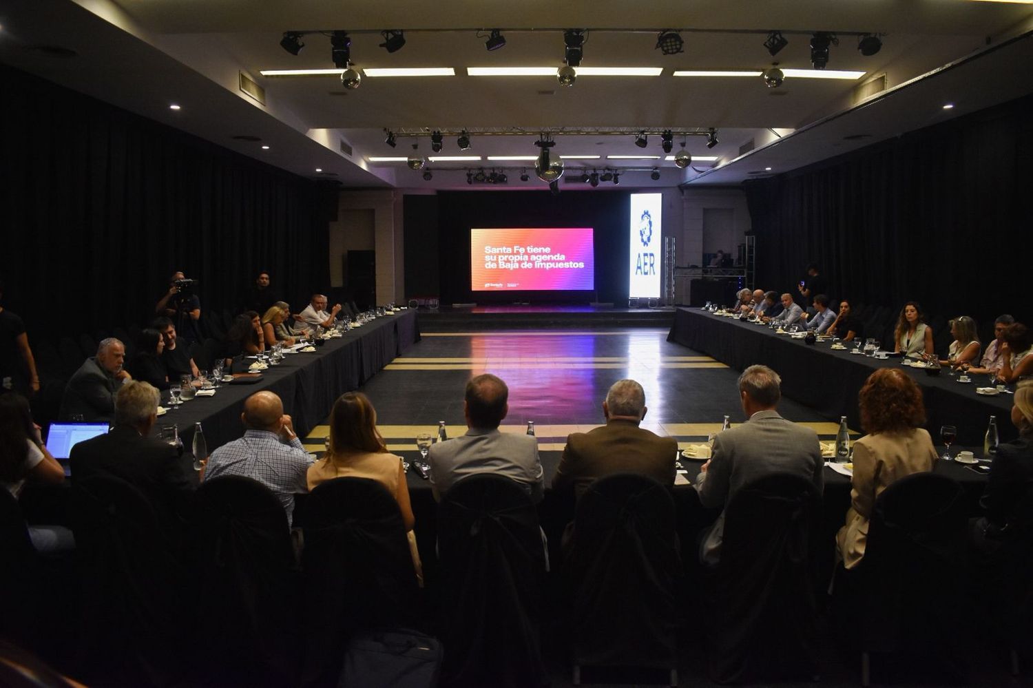 La Mesa Sectorial de Comercio reunió a funcionarios provinciales y referentes del sector privado en la Asociación Empresaria de Rosario