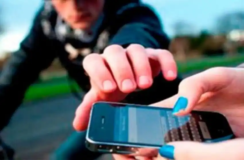 Le robaron el celular, lo encontró a la venta en Facebook, engañó al ladrón y la Policía lo detuvo