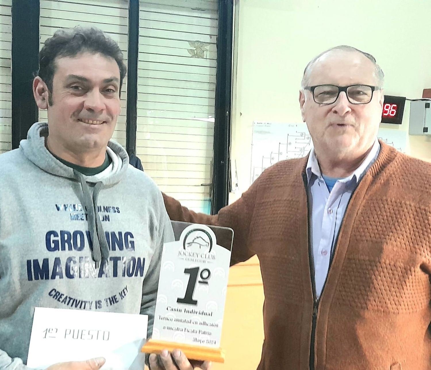 Julio Soria Bugía recibiendo de manos del directivo del Jockey, Edmundo Benedetti, el trofeo de campeón.