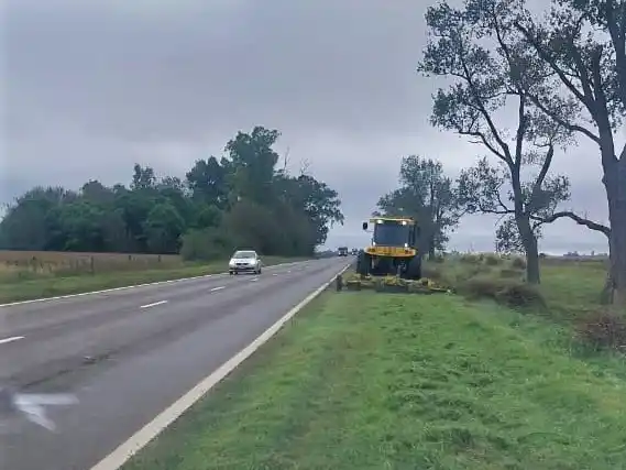 Con tractor y cespera desmalezan la banquina a lo largo de varios kilómetros de la ruta 33.