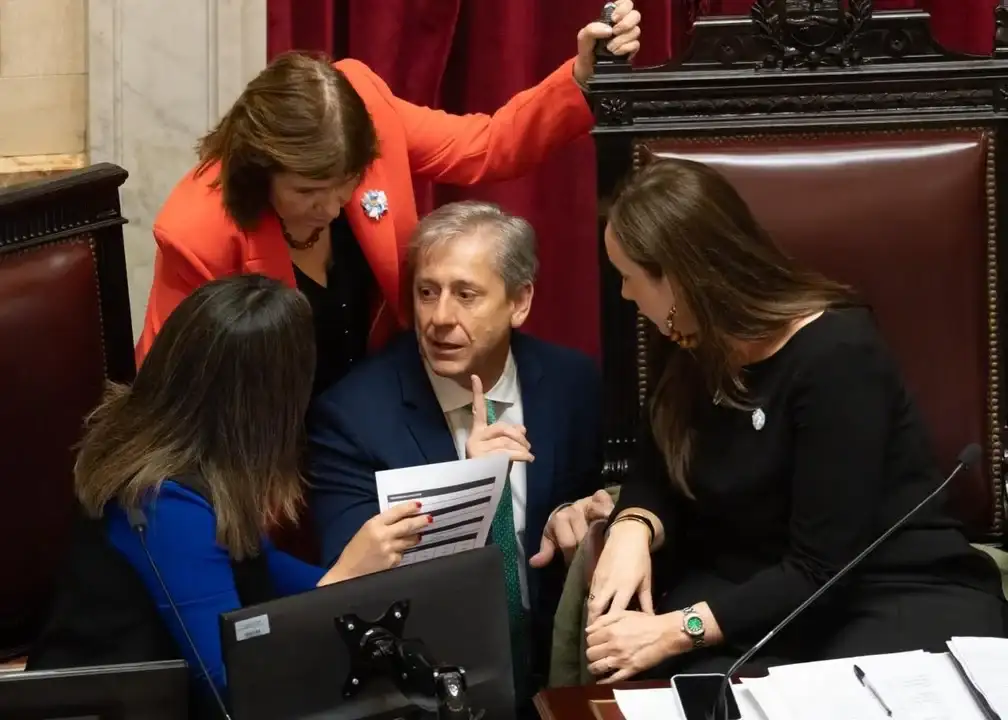Patricia Bullrich junto a la vicepresidenta Victoria Villarruel y el radical Eduardo Vischi.