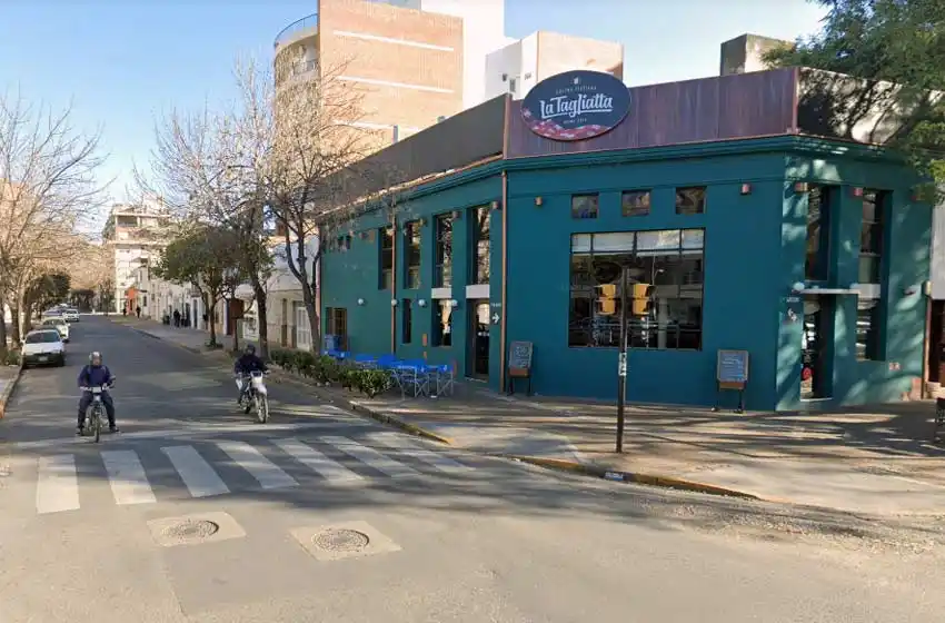 Inseguridad: entraron por la fuerza a un conocido bar de Pellegrini al 500 y robaron una abultada suma de dinero