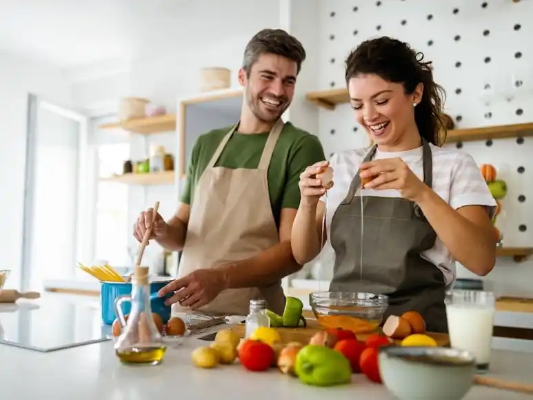 Una pareja cocinando.