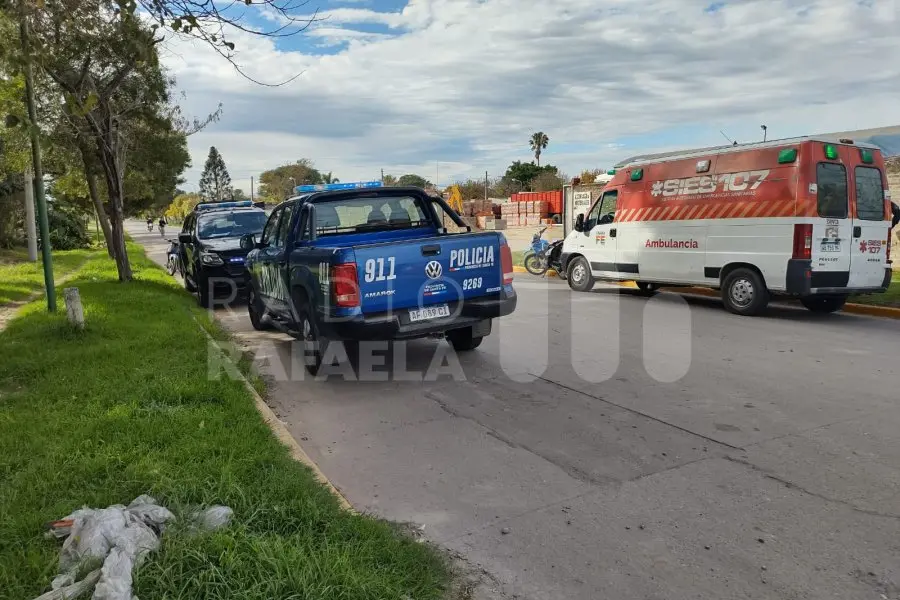 Gran susto en el Este de la ciudad: una motociclista perdió el control y terminó impactando contra un poste