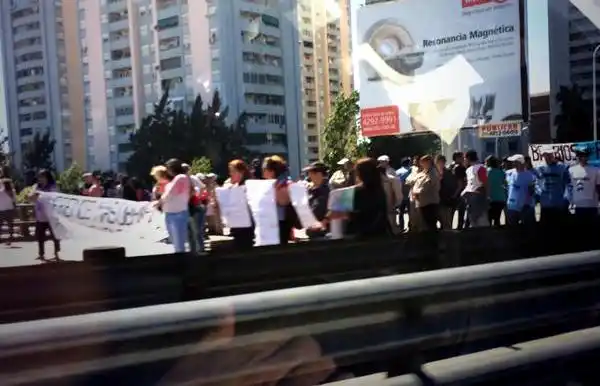 Cooperativistas de Barrios de Pie cortaron el Puente Pueyrredón y la Panamericana