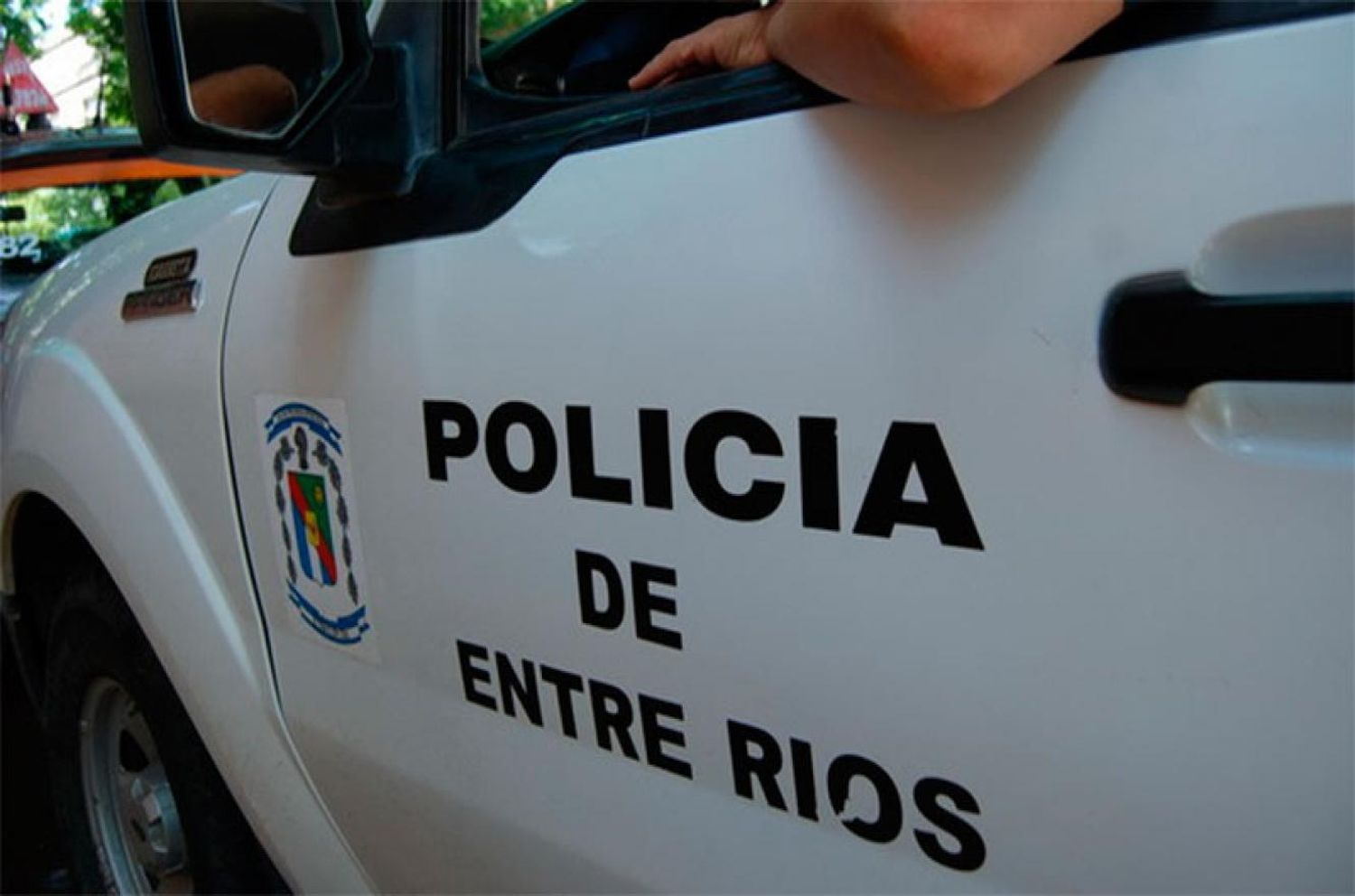 Agredió a una joven, golpeó a su novio y huyó a alta velocidad