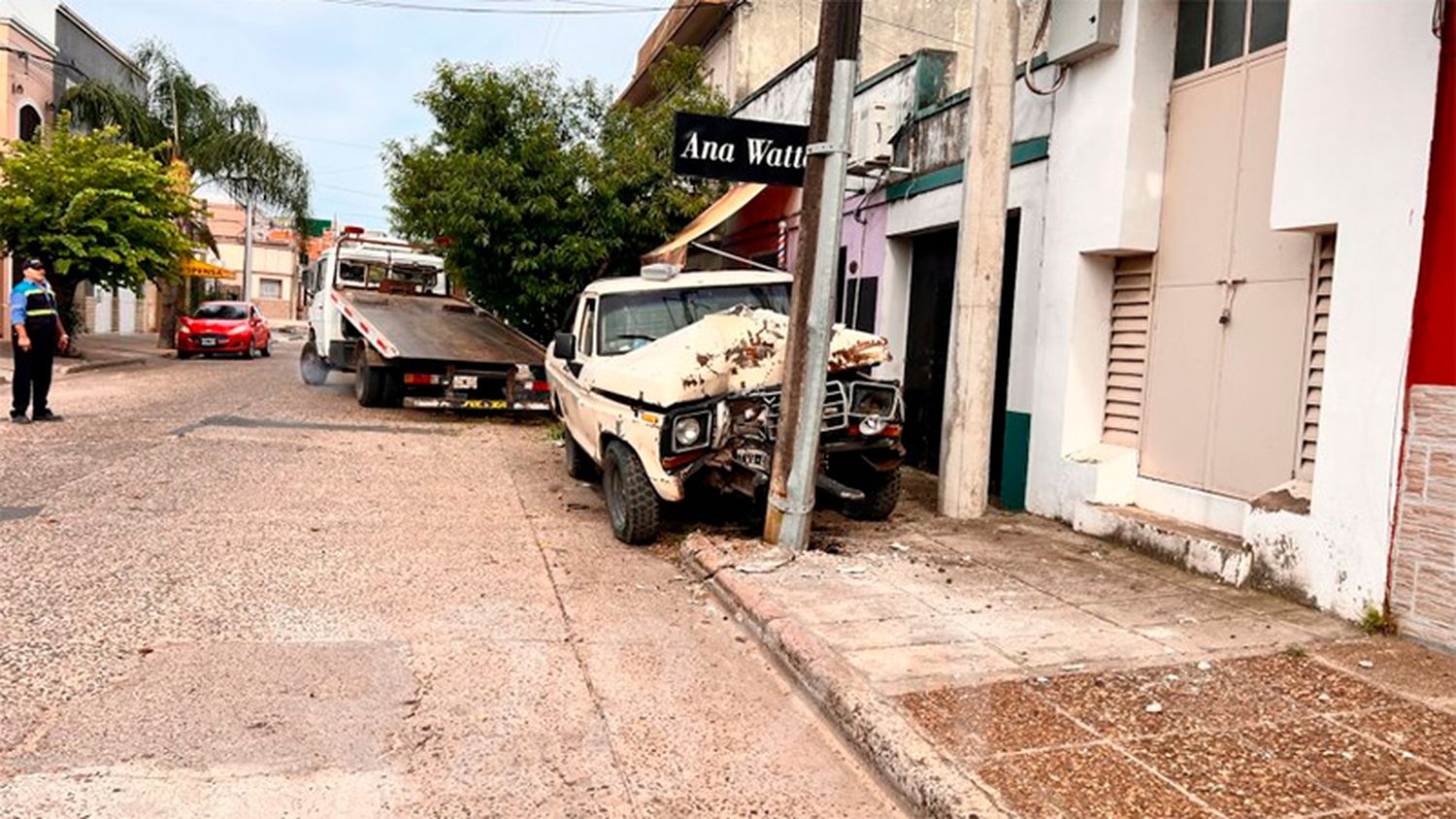 Sin licencia y alcoholizado: Despistó y chocó contra un poste de luz en Luis N. Palma al 1300