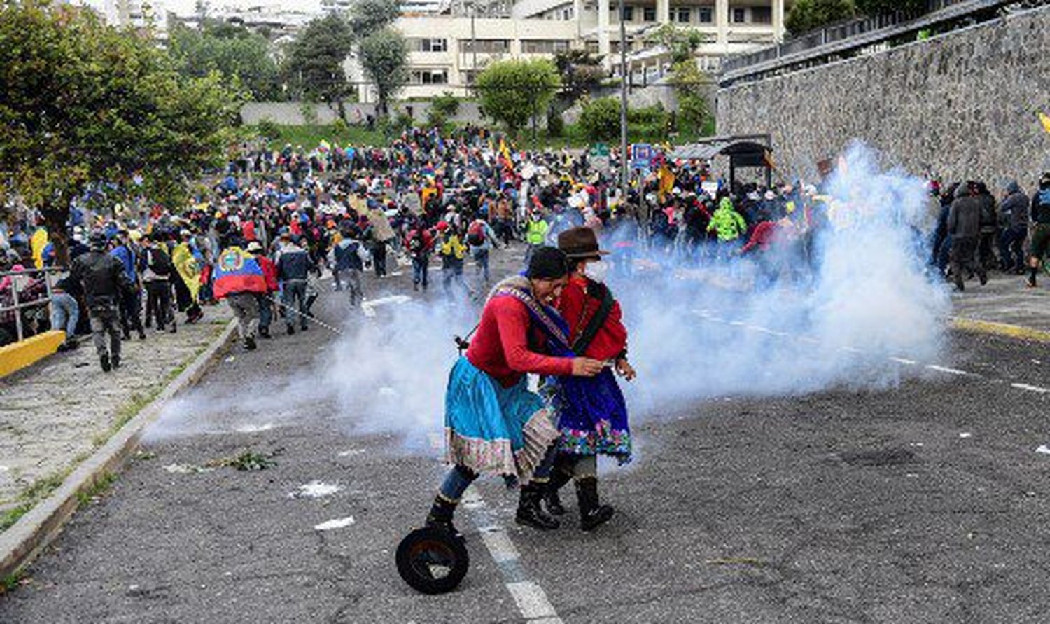 ¡FURIA INDÍGENA TOMA QUITO! Intentan entrar al Congreso, pero la policía los dispersa
