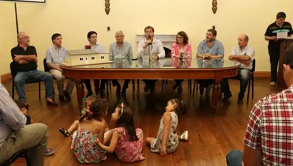 40 familias recibieron las llaves de sus viviendas, construidas por cooperativas 