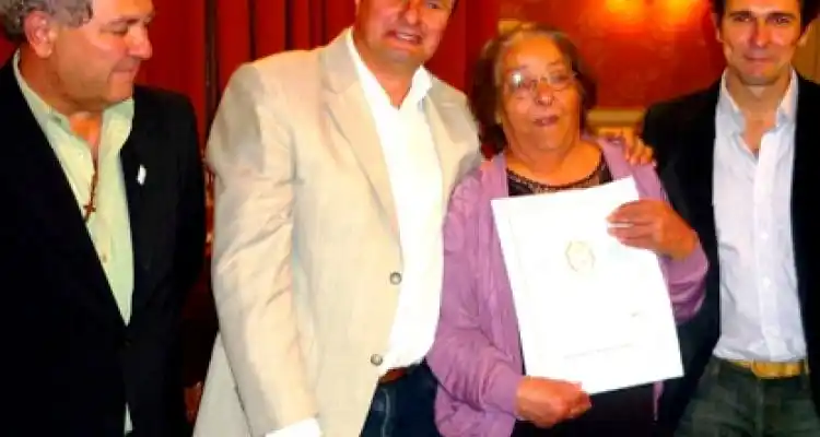 Guacone entregó escrituras y aprovechó el acto para cuestionar a la oposición