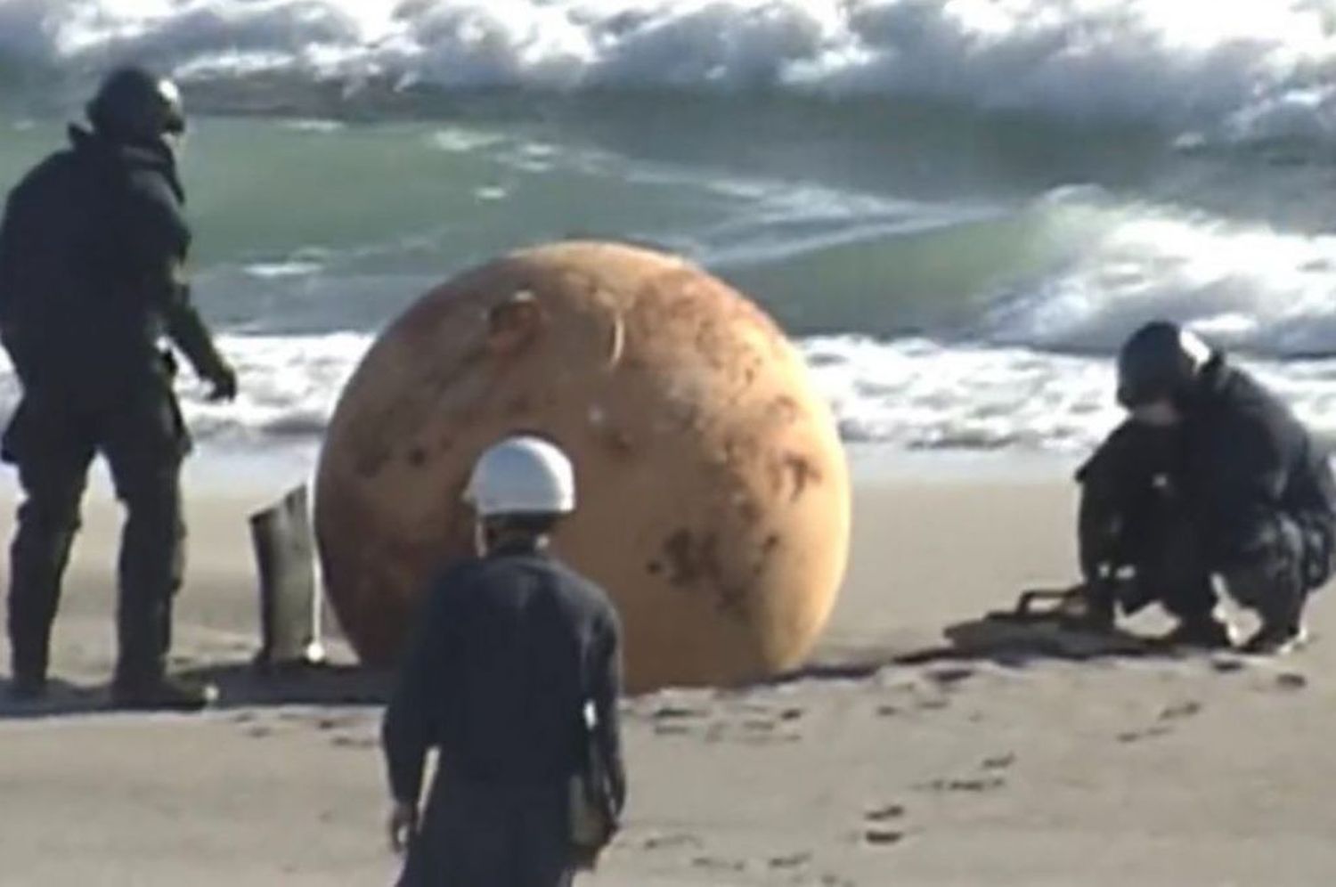 Descubrieron qué era la bola gigante que apareció en una playa de Japón