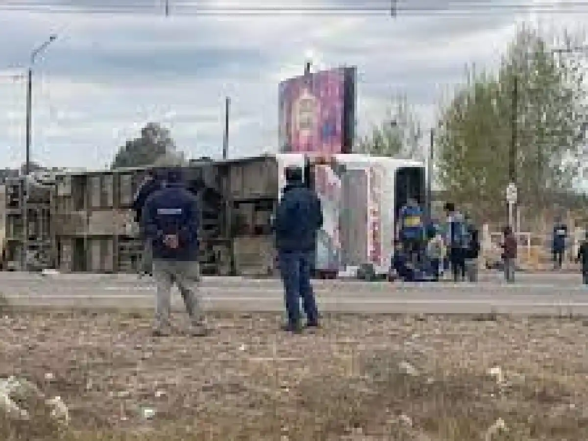 Murió una mujer en el vuelco de un micro que trasladaba hinchas de Boca a Mendoza
