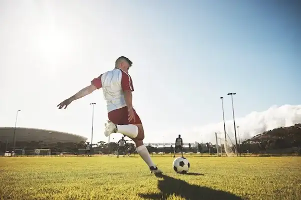 ¿Qué ejercicios pueden complementar la práctica de fútbol?