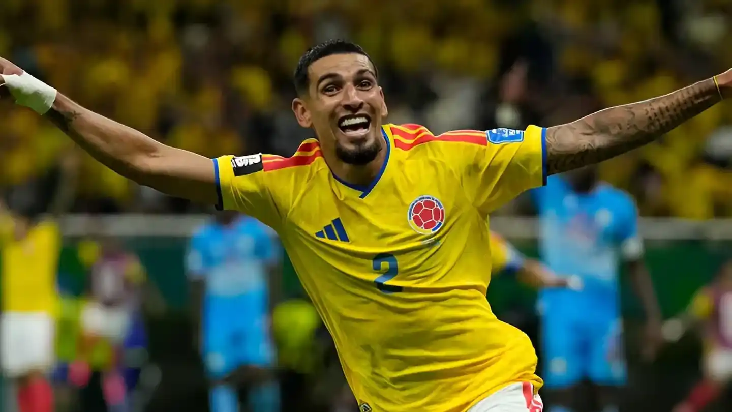 Daniel Muñoz festeja el único gol del partido, con el que Colombia se aseguro el pase de ronda. Foto: AP